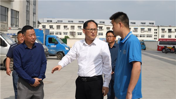 市委副书记郑晓军深入调研电商与快递业仓储服务发展情况